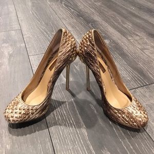 BCBG MaxAria pump